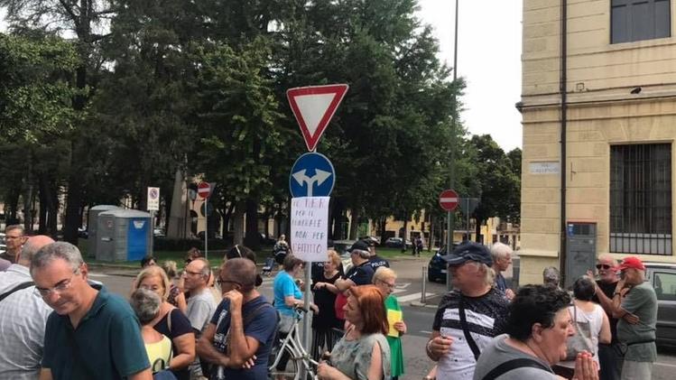 La protesta di un gruppo di cittadini veronesi davanti alla sede Ater di Verona dopo la revisione degli affitti FOTO  FACEBOOK
