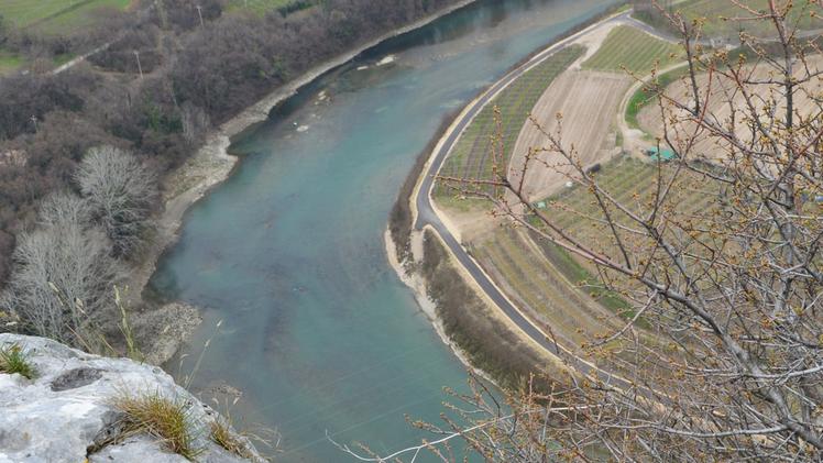 Il ponte dovrebbe sorgere su questo tratto di Adige all’altezza di Ceraino 