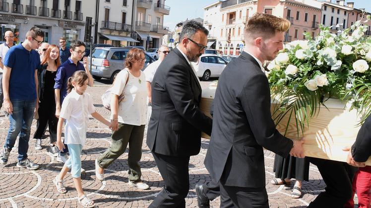 La bara di Francesco Tessarini, accompagnata dai propri cari ieri alla chiesa di San Bonifacio DIENNEFOTO