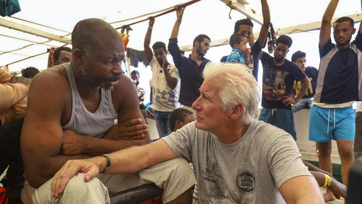 Richard Gere tra i migranti