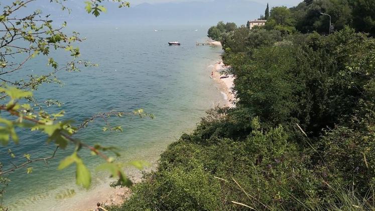 La spiaggia di Brancolino, a sud di Torri del Benaco: dista appena 300 metri di distanza dal Comune di Garda