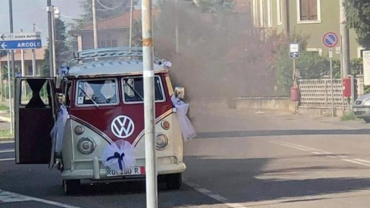 Il pulmino T1 della Volkswagen, che stava portando la sposa in chiesa, avvolto dal fumo 