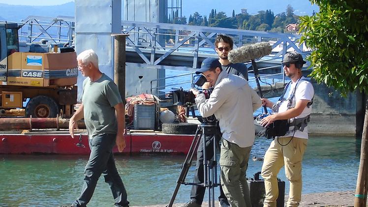 La troupe della televisione britannica della Bbc mentre gira il documentario sul lago di Garda