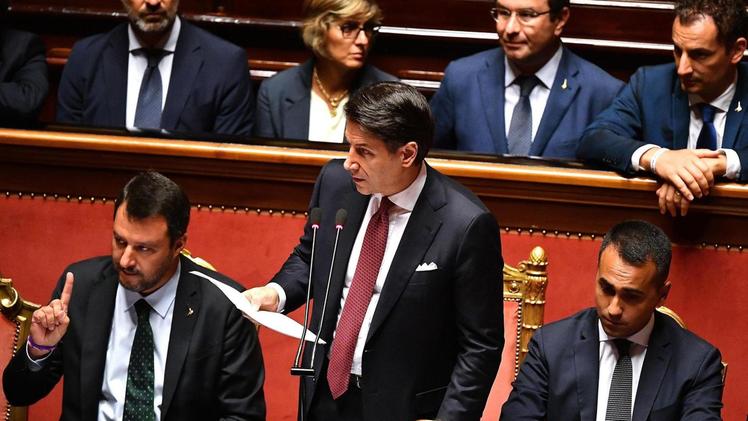 Il presidente del Consiglio Giuseppe Conte durante il suo intervento al Senato. Ai suoi lati i vice Salvini e Di Maio