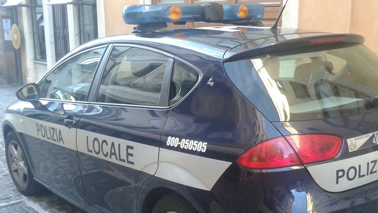 Un'auto della polizia locale (foto archivio)