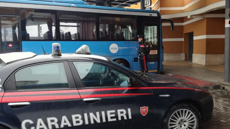 Auto dei carabinieri a una fermata di bus (foto archivio)