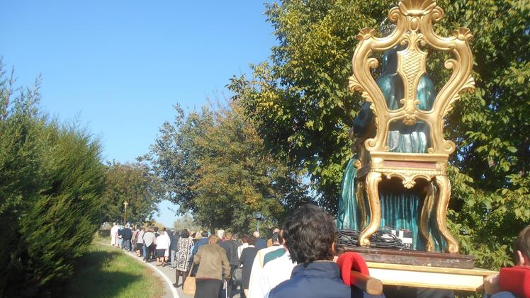 Processione votiva al fiume Adige con la statua della Madonna