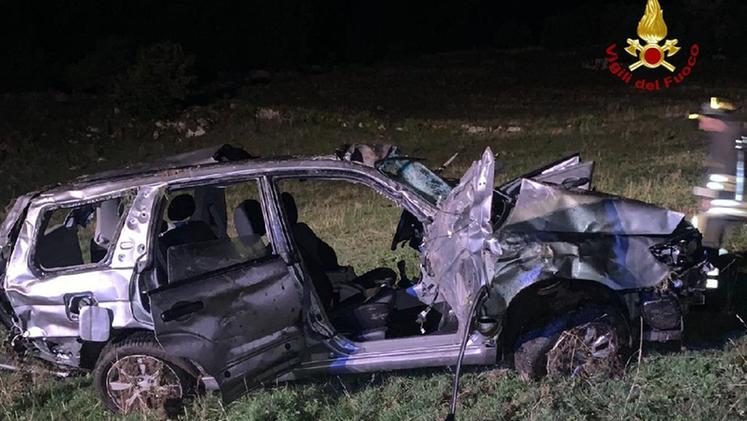 L'auto distrutta dopo l'incidente a Bosco Chiesanuova