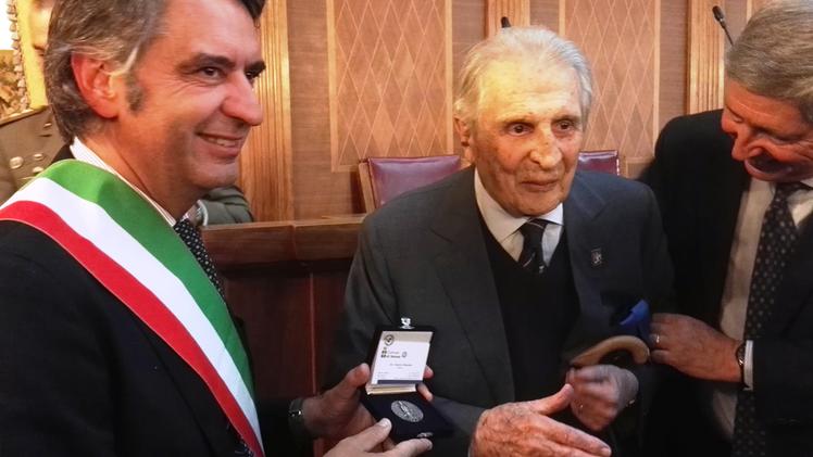 Il sindaco consegna la medaglia al tenente Enzo Luongo