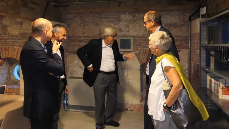 Vittorio Sgarbi in visita alla mostra (foto L. Perina)