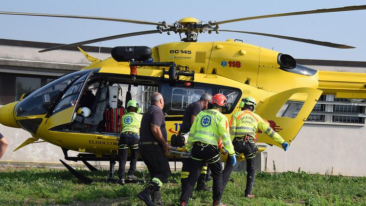 L’elicottero del 118 mentre carica una delle due donne ferite nell’incidente DIENNE FOTO