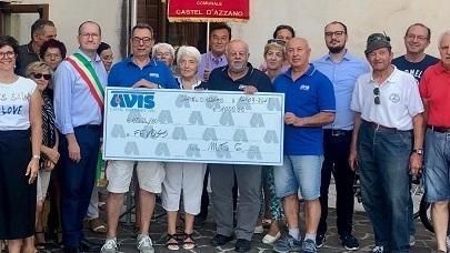 I volontari dell’Avis consegnano ai soci della Fevoss i mille euro raccolti. Con loro il sindaco Panuccio