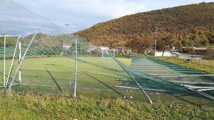 La recinzione del campo di calcio a Lumini divelta dal maltempo
