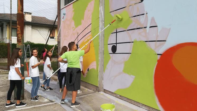 I ragazzi delle medie di Parona realizzano il murales