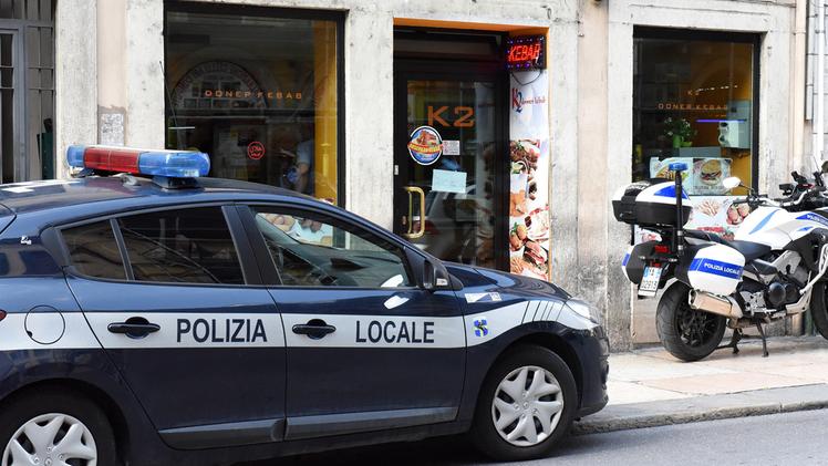 Verifiche della Polizia locale in un negozio a Veronetta. La «task force» attivata dall’inizio del mese terrà sotto controllo le zone critiche