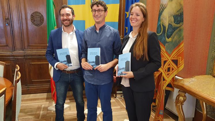 Davide Peccantini (al centro) alla presentazione del libro in municipio