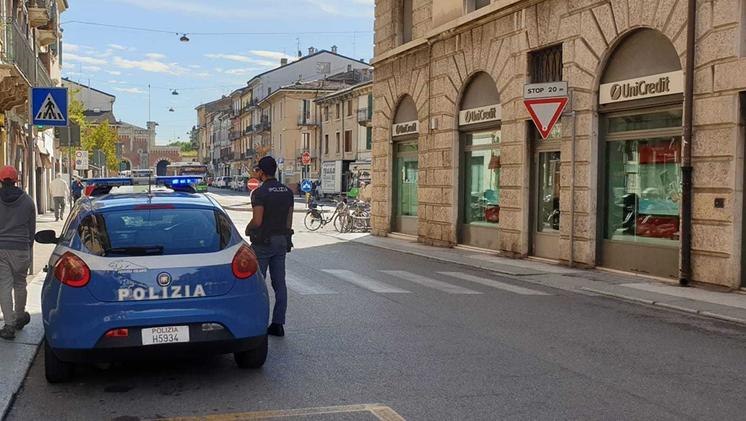 La polizia in via San Nazzaro