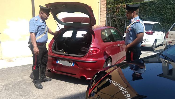 I Carabinieri e l'auto con il monopattino rubato