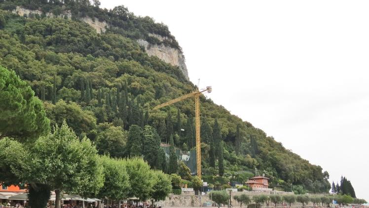 La gru che da anni troneggia lungo la Gardesana sotto la Rocca di Garda