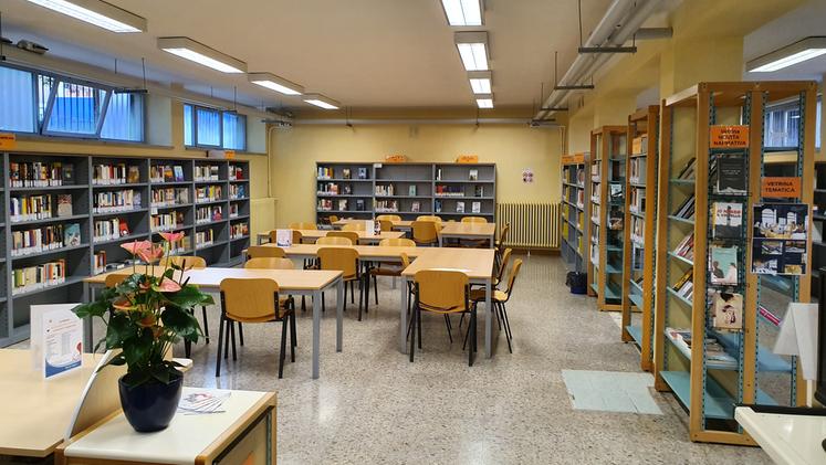 L'interno rinnovato della biblioteca «Caprioli»