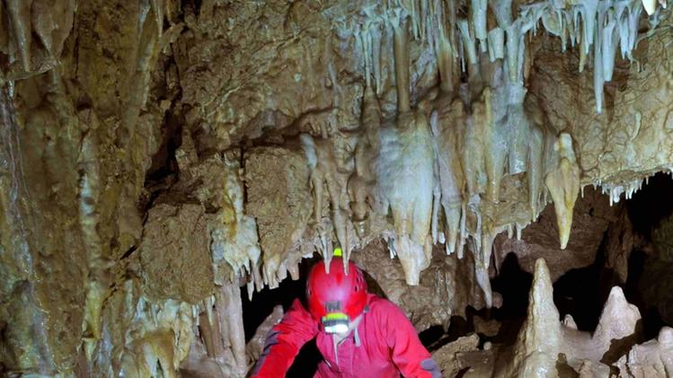 Uno speleologo durante una visita nella grotta di Monte Capriolo