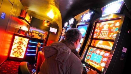 Una sala con slot machine: nel territorio comunale sono attive 16 sale videolottery e 1.306 apparecchi all’interno di vari tipi di esercizi