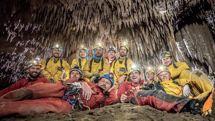 Gli astronauti in una foto di gruppo in grotta: ci hanno vissuto per una settimana