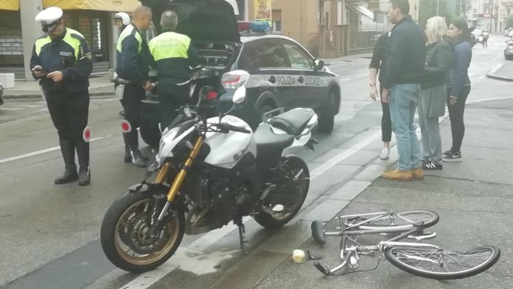 Incidente moto-bicicletta in via Albere
