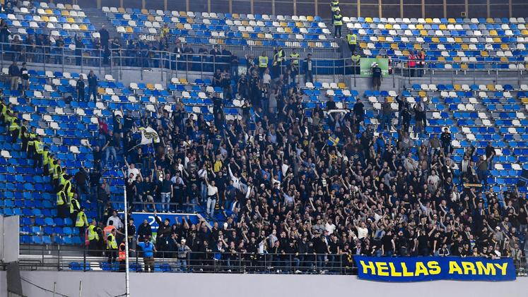 Tifosi dell'Hellas allo stadio di Napoli