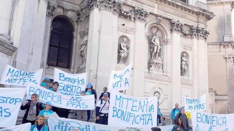 La manifestazione delle Mamme No Pfas organizzata a Venezia
