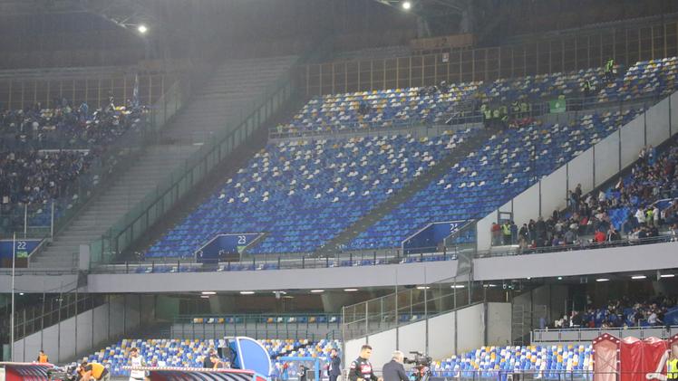 La curva dei tifosi del Verona vuota a Napoli nel primo tempo (Fotoexpress)