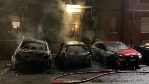 Auto in fiamme in via Molise