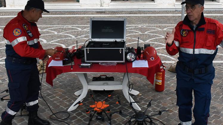 I droni utilizzati durante le operazioni esposti in piazza