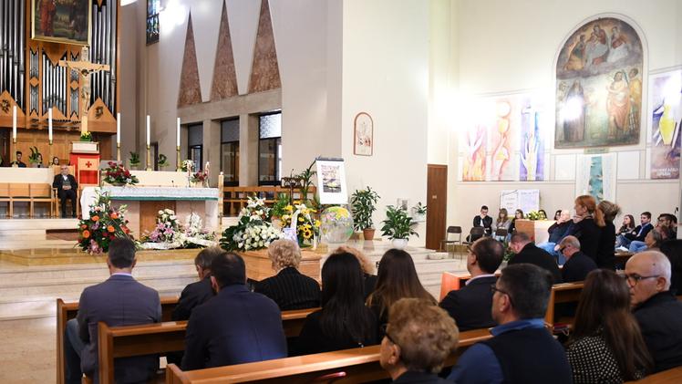 Familiari e amici di Riccardo Comper davanti alla sua baraLa celebrazione dei funerali in chiesa ad Azzano FOTO PECORA