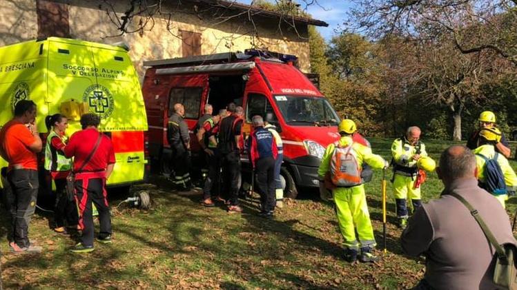 Gavardo, Brescia: i soccorritori impegnati nelle ricerche della donna di 80 anni, poi trovata morta