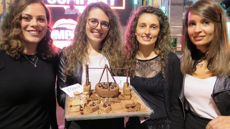 Sabrina, Silvia, Francesca e Sabrina con la torta di farina di castagne che ha preso il primo premio   AMATO 