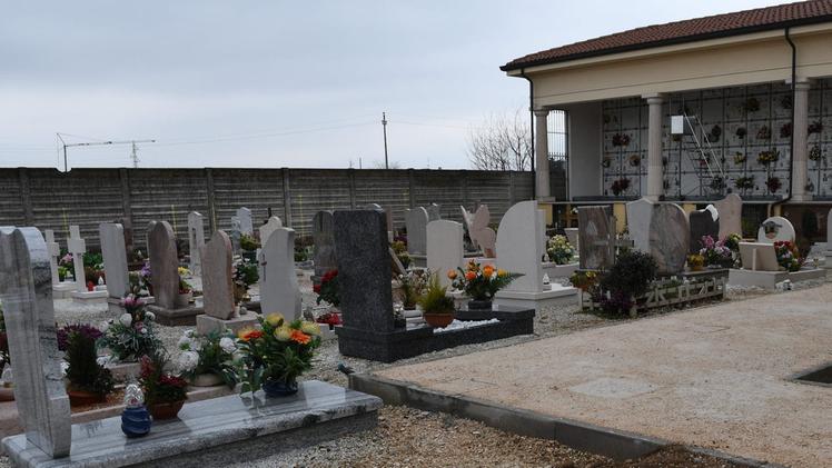 Una parte del cimitero di Buttapietra con tombe a terra e loculi