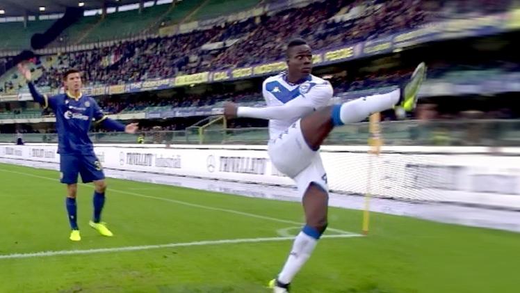 Balotelli mentra calcia il pallone verso gli spalti durante Verona-Brescia