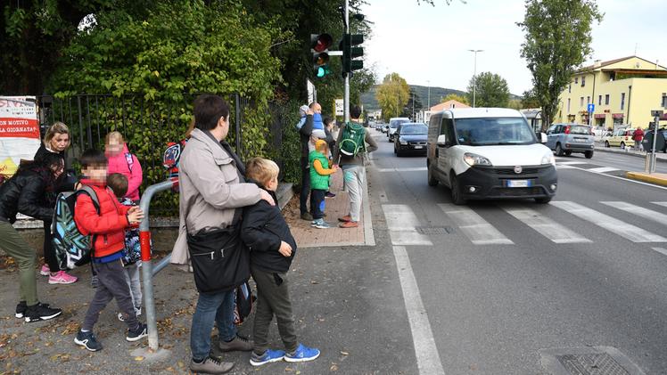 Attendere di attraversare nei momenti di punta è pericoloso: marciapiede e semaforo troppo breve 