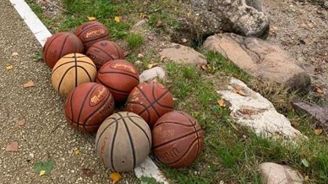 Alcuni dei palloni «ripescati»