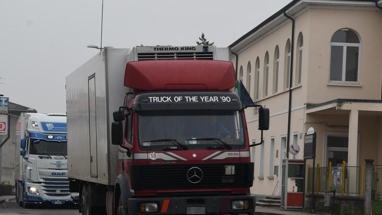 Due camion attraversano il centro di Trevenzuolo