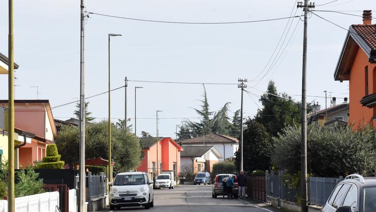 Una pattuglia di carabinieri impegnata in un’indagineVia Cesare Battisti a Vigasio. Qui i ladri hanno fatto incursioni in due case FOTO DIENNE