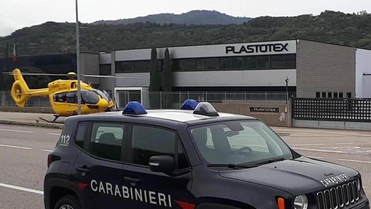 Le due auto che si sono scontrate sulla strada provinciale 7 a Montecchia di CrosaraL’auto dei carabinieri e l’alicottero del 118 sul luogo dello scontro