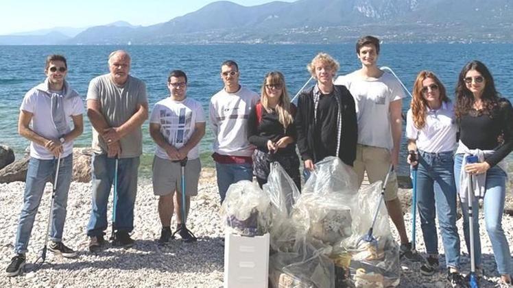 I ragazzi del Rotaract che hanno pulito le spiagge di Torri