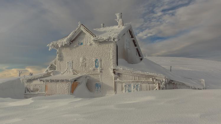 Il rifugio Altissimo ghiacciato (foto Luca Giavoni)
