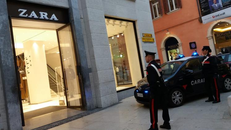 I carabinieri dopo aver arrestato la borseggiatrice