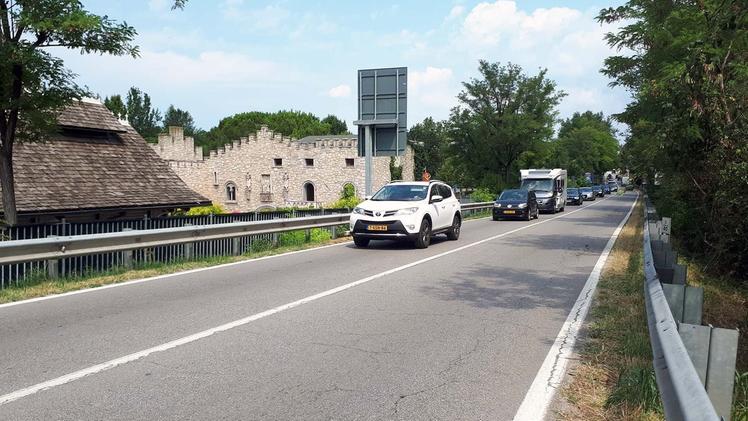 Un tratto della Gardesana nel territorio di Castelnuovo: la ciclopedonale passerà di qua 
