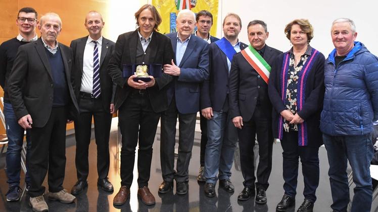 Il direttore artistico del festival Alessandro Anderloni con il premio e gli amministratori FOTO AMATO