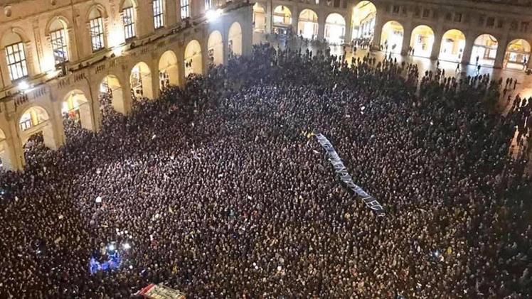 La prima riunione delle sardine a Bologna, più di diecimila persone in Piazza Maggiore