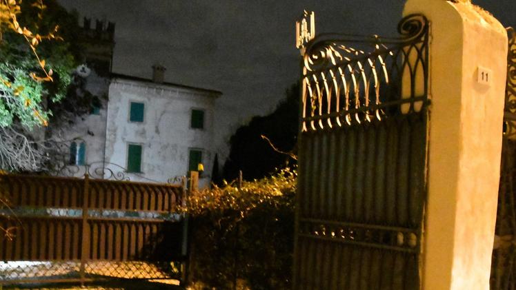 L’ingresso di villa Alberti a Pacengo, dove è crollata una parte di tetto delle scuderie FOTO PECORAEvacuate una decina di persone e i commercianti: oggi sopralluogo